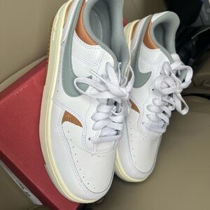 NIKE AIR FORCE 1 – white and olive – SIZE 8 – BRAND NEW